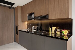 Suite | Minibar y ropa de cama 