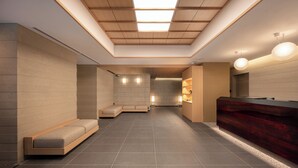 A modern spa with a wooden ceiling, a reception desk, and a seating area. - Mimaru Tokyo Kinshicho (Tokyo)