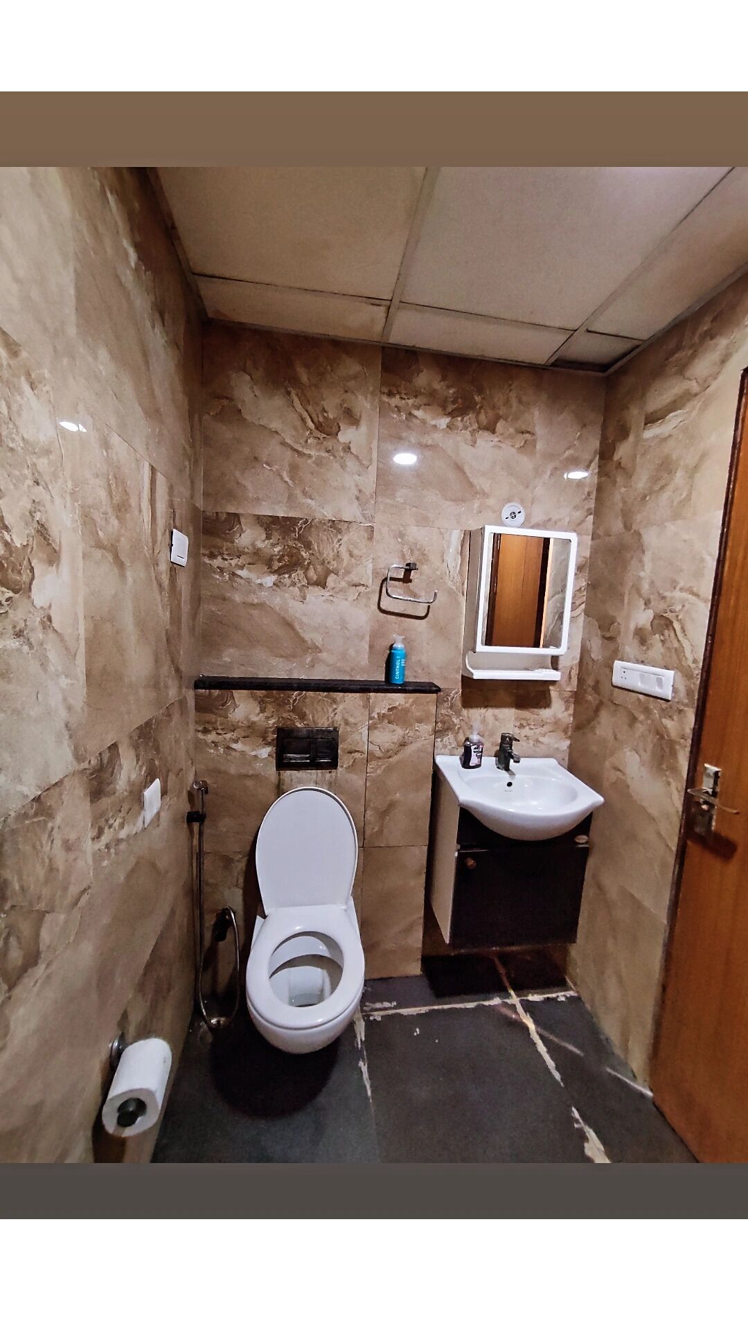 Comfort Apartment | Bathroom | Shower, free toiletries, towels, soap