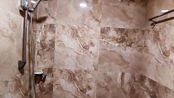 Comfort Apartment | Bathroom | Shower, free toiletries, towels, soap