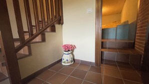A staircase with a tiled floor and a small white vase with pink flowers on the landing. - Casa Carmen for 8-9 people in Biedes (Biedes)