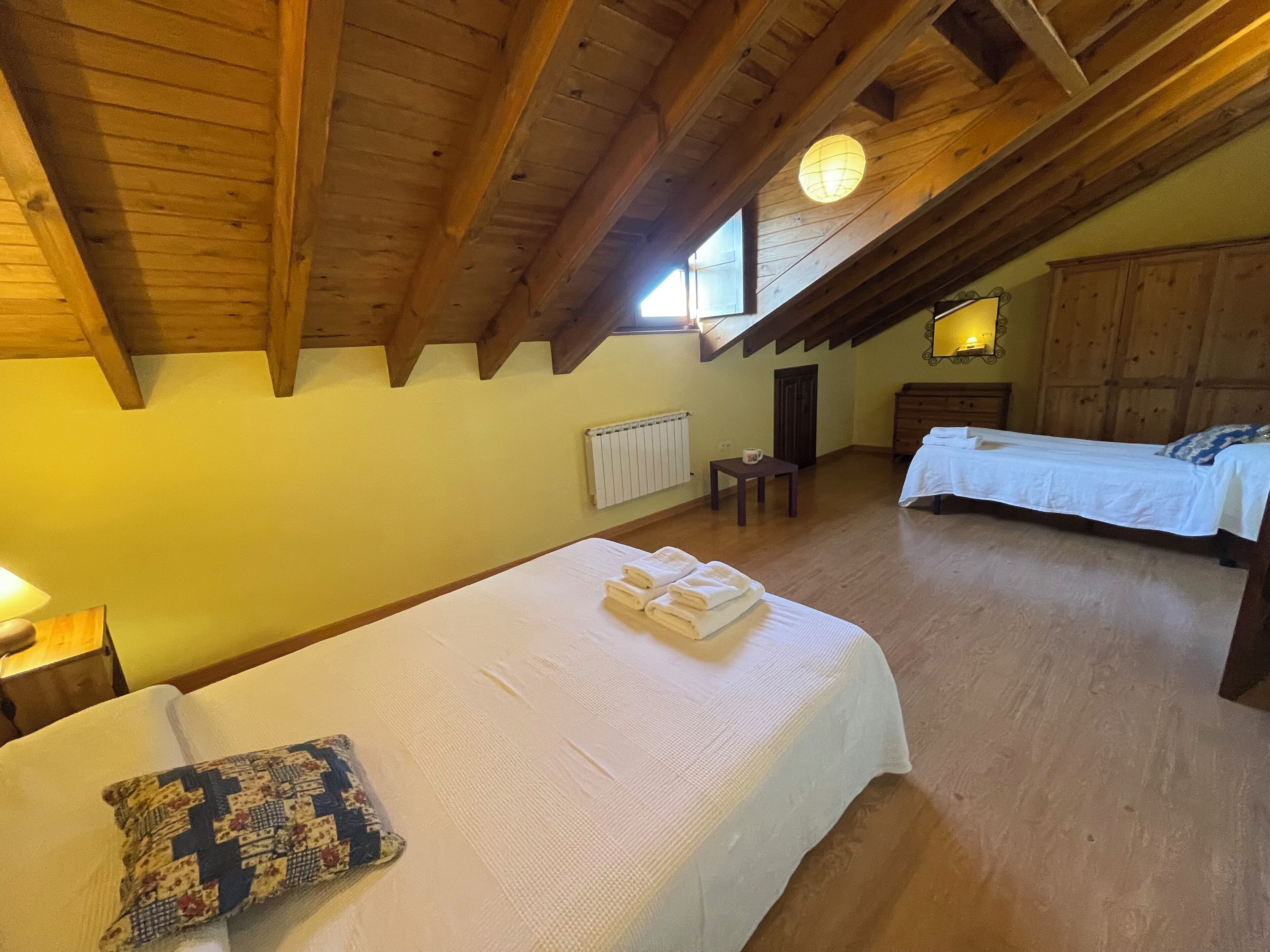 4 عدّة غرف نوم ومكواة/لوح كي وخدمة الإنترنت وملاءات أسرّة