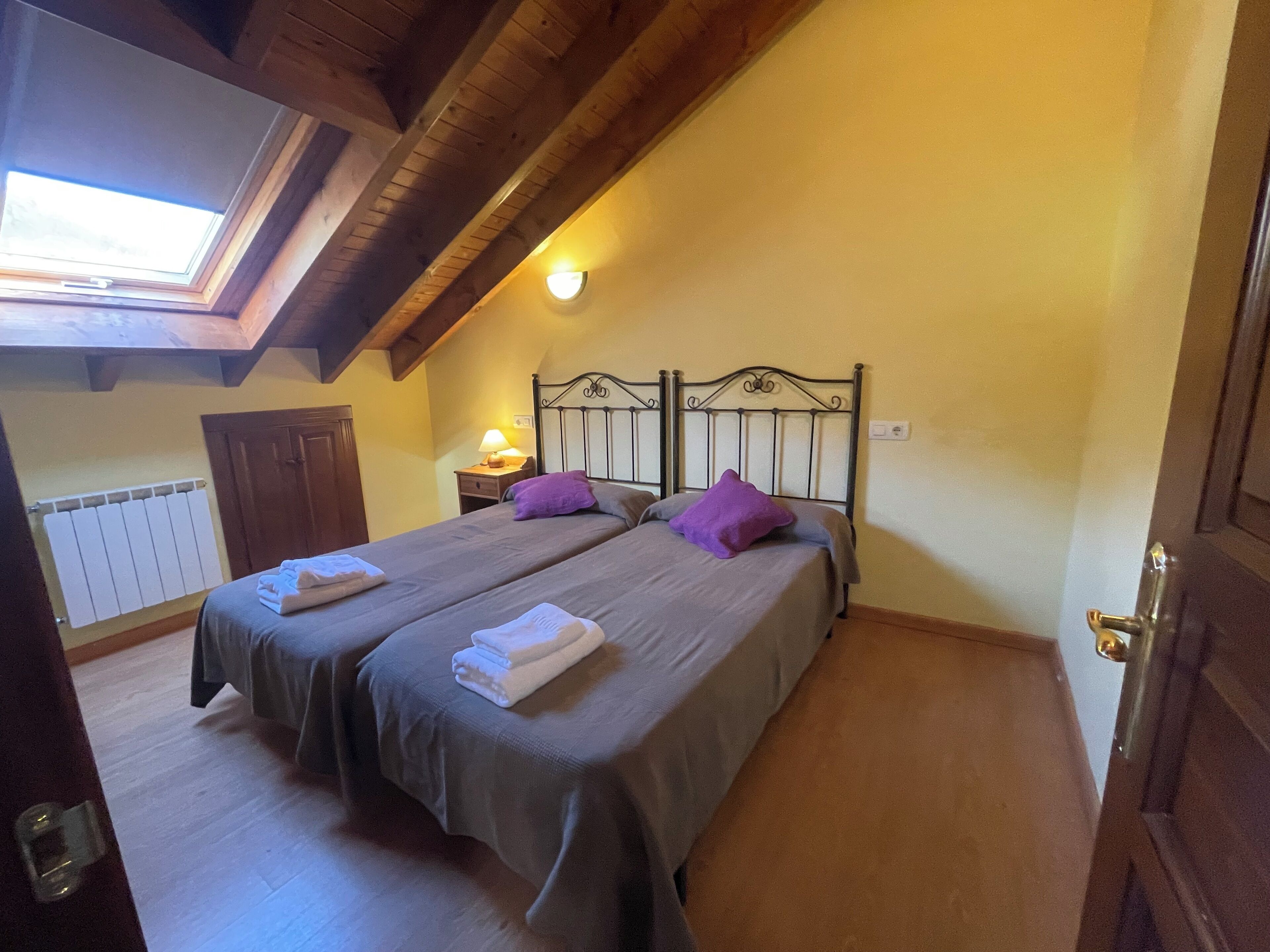 4 bedrooms, iron/ironing board, internet, bed sheets