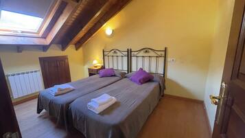 4 bedrooms, iron/ironing board, internet, bed sheets