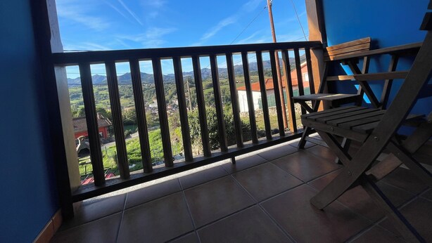 A balcony with a view of a green landscape and mountains. - Casa Carmen for 8-9 people in Biedes (Biedes)