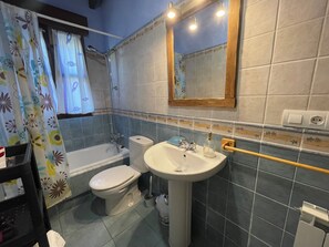 Ein Badezimmer mit Badewanne, Toilette und Waschbecken.