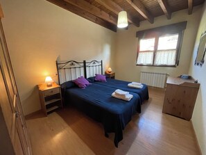 4 dormitorios, tabla de planchar con plancha, Internet y ropa de cama