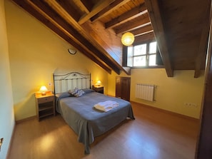 4 bedrooms, iron/ironing board, Internet, bed sheets - Casa Carmen for 8-9 people in Biedes (Biedes)