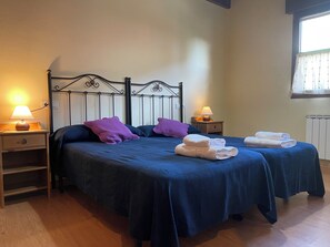 4 bedrooms, iron/ironing board, internet, bed sheets