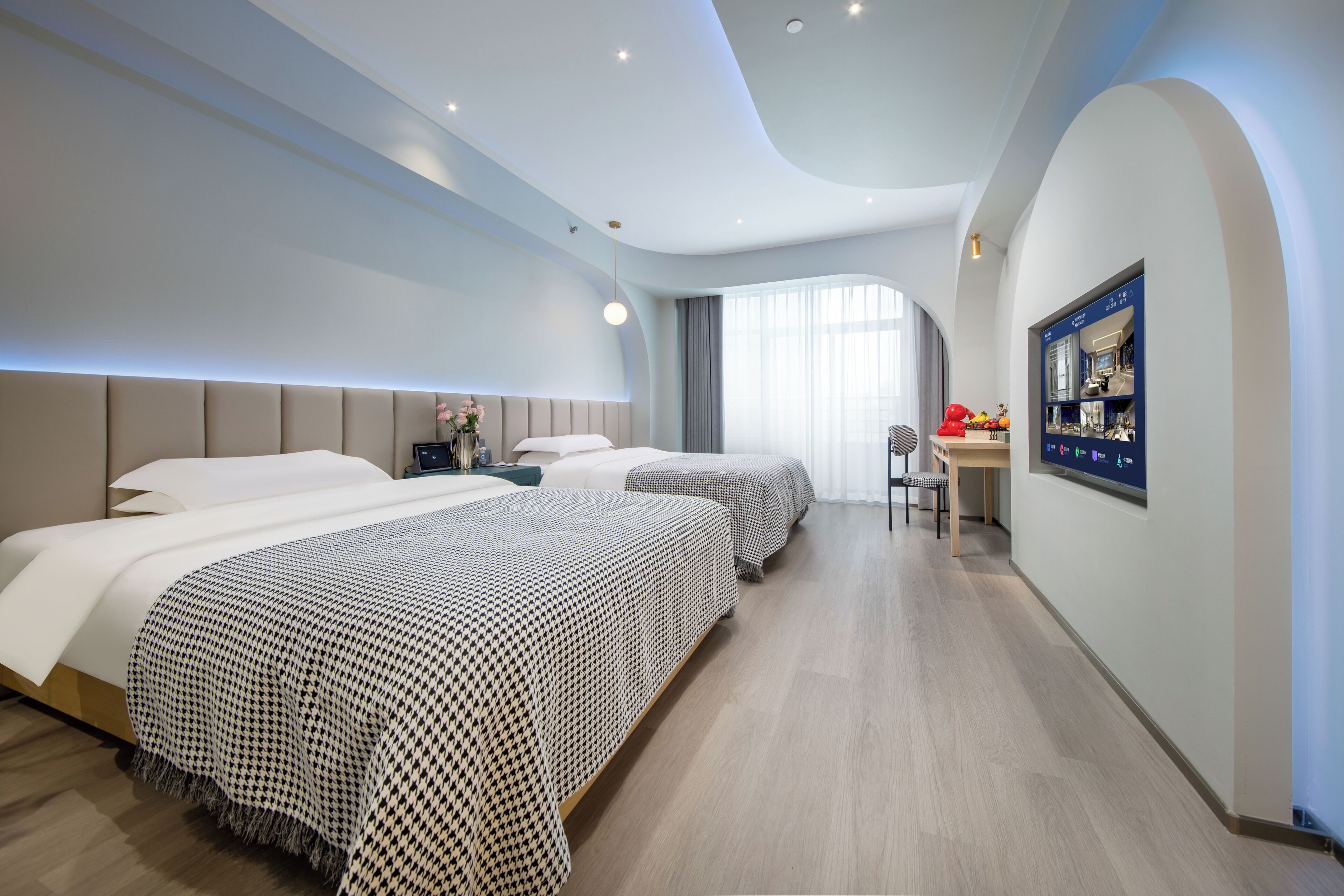 Kahden hengen comfort-huone (kaksi sänkyä), kaupunkinäköala | Työpöytä, kannettavalle tietokoneelle sopiva työtila, pimennysverhot