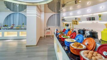Daily buffet breakfast (CNY 20 per person)