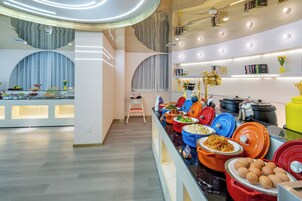 Daily buffet breakfast (CNY 20 per person)