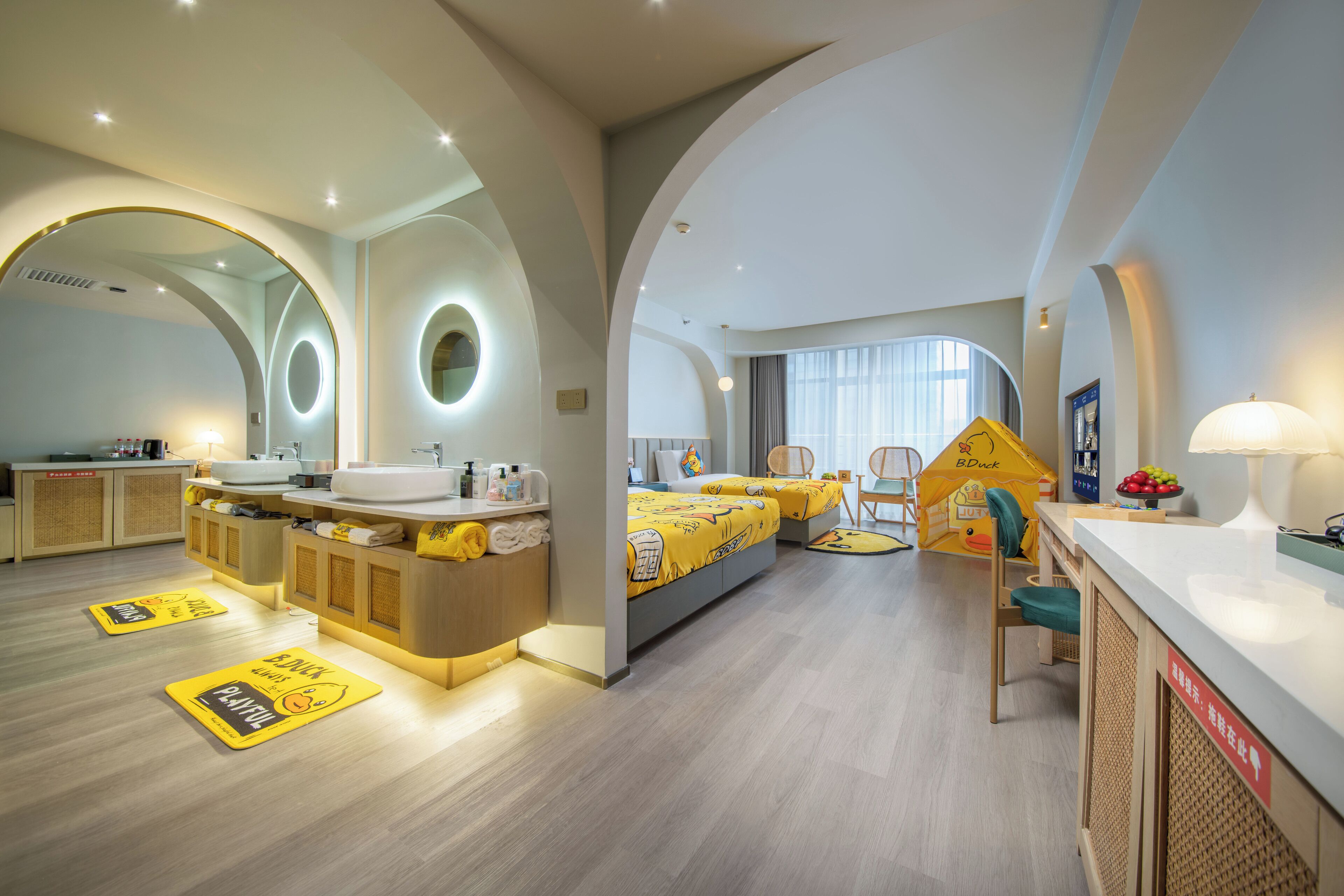 Kolmen hengen perhehuone, kaupunkinäköala | Työpöytä, kannettavalle tietokoneelle sopiva työtila, pimennysverhot