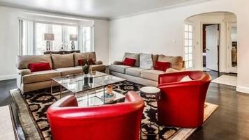 House, 5 Bedrooms | Living area