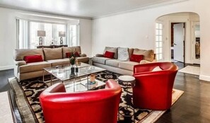 House, 5 Bedrooms | Living area - Spacious 5br Sleeps 10 University District 5 Bedroom Home (Detroit)