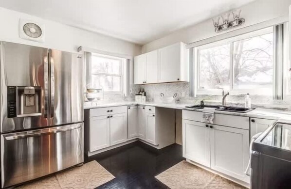 House, 5 Bedrooms | Private kitchen | Fridge, oven, coffee/tea maker, toaster