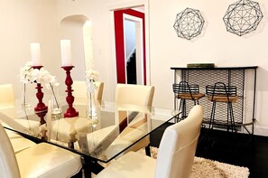 House, 5 Bedrooms | Dining