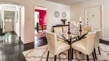 House, 5 Bedrooms | Tempat makan