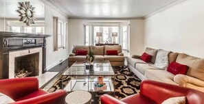 House, 5 Bedrooms | Living area