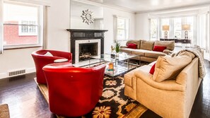 House, 5 Bedrooms | Living area