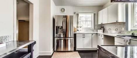 House, 5 Bedrooms | Private kitchen