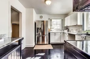House, 5 Bedrooms | Private kitchen