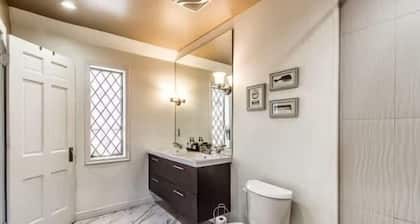 Spacious 5br Sleeps 10 University District 5 Bedroom Home
