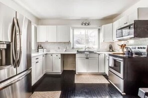 Talo, 5 makuuhuonetta | Yksityinen keittiö | Jääkaappi, uuni, kahvin-/teenkeitin, leivänpaahdin