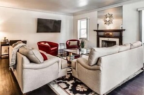 House, 5 Bedrooms | Living area - Spacious 5br Sleeps 10 University District 5 Bedroom Home (Detroit)