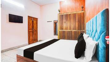Deluxe Double Room, Air conditioning | Hypo-allergenic bedding, desk, soundproofing, free WiFi