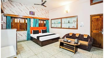 Deluxe Double Room, Air conditioning | Hypo-allergenic bedding, desk, soundproofing, free WiFi