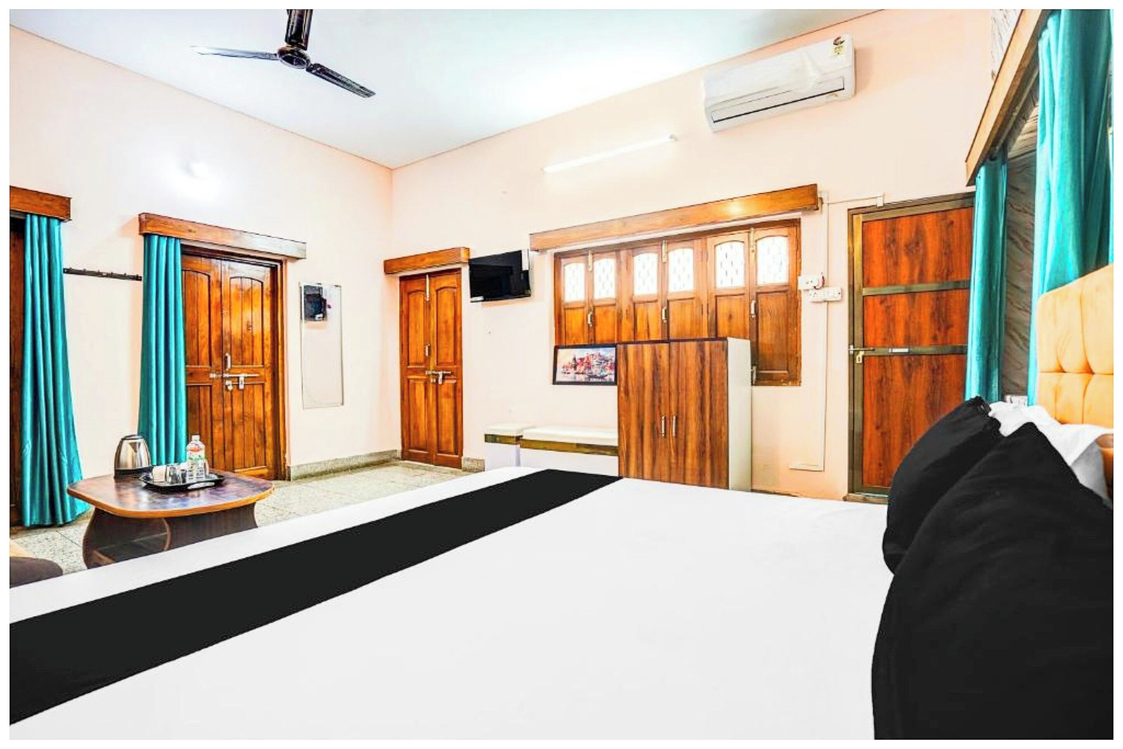 Family Double Room, Air conditioning | Hypo-allergenic bedding, desk, soundproofing, free WiFi