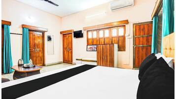 Family Double Room, Air conditioning | Hypo-allergenic bedding, desk, soundproofing, free WiFi