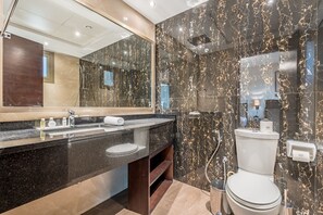 Shower, hair dryer, bidet, towels - Spacious Balcony w/ Panoramic Views of Pool, City Skyline & Dubai Water Canal (Dubai)