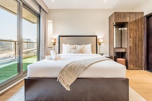 2 bedrooms, in-room safe, iron/ironing board, free WiFi - Spacious Balcony w/ Panoramic Views of Pool, City Skyline & Dubai Water Canal (Dubai)