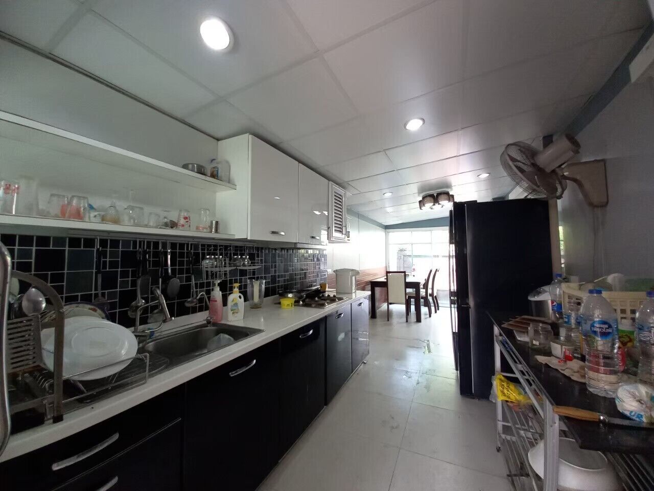 Refrigerador, horno, parrilla de estufa y utensilios de cocina 