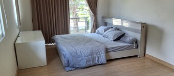 Spacious Entire House with shared Fitness Room and Shared Indoor Pool in club