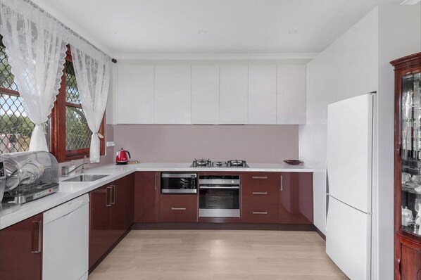 Refrigerador, microondas, horno, placa de cocina