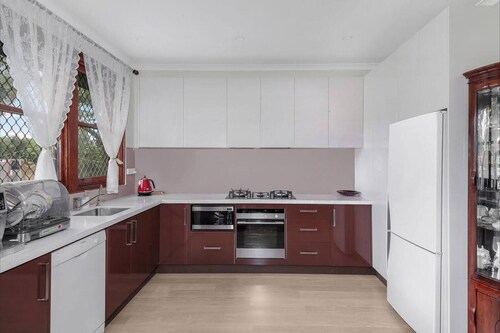 3 Bed, 1 Wash and Extra Toilet - Close to Parramatta CBD - Full House