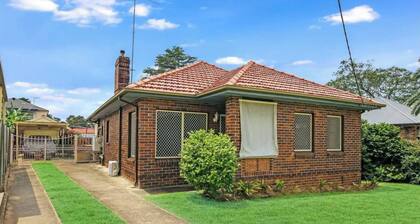 4 Schlafzimmer, 1 Waschraum und zusätzliche Toilette - In der Nähe von Parramatta CBD - Volles Haus