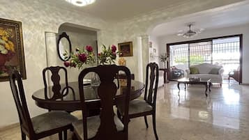 Apartamento, 2 quartos, para fumantes, sacada | Sala de jantar