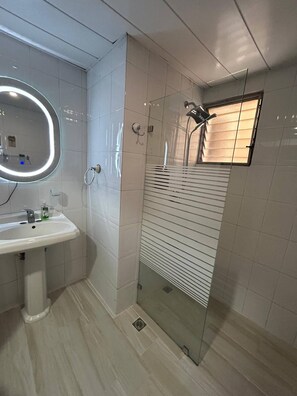 Apartamento, 2 habitaciones, fumadores, balcón | Ducha del cuarto de baño