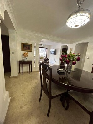 Apartamento, 2 habitaciones, fumadores, balcón | Comedor
