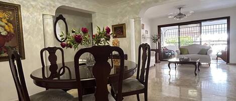 Apartamento, 2 quartos, para fumantes, sacada | Sala de jantar