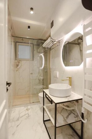 Classic-Apartment, Balkon, Bergblick | Badezimmer | Hausschuhe