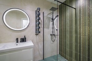 Shower, hair dryer, towels, soap - Green Terrace Villa Jaśkowa Dolina (Gdańsk)
