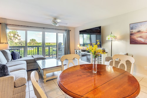 Poolside Fun & Ocean Strolls: Harbor Island Haven!