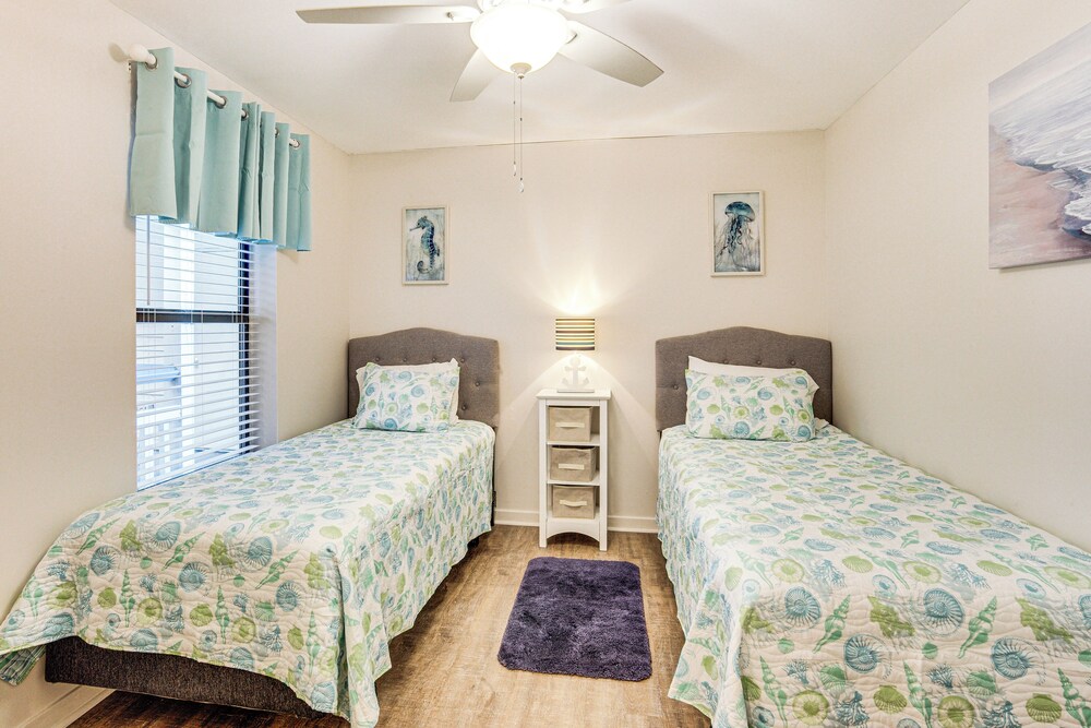 Poolside Fun & Ocean Strolls: Harbor Island Haven! - Hunting Island | Vrbo