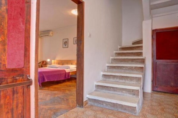 1 bedroom, free WiFi - Quaint & Affordable Stay in Budva Traditional Stone House - Family Room 2 (Budva)