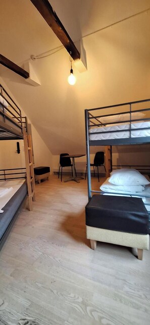 Ropa de cama hipoalergénica y escritorio 